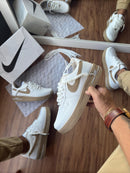Tênis Nike Air Force 1 - Branco/Caramelo
