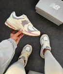 TÊNIS NEW BALANCE 2002 – Off Gray / Rosa