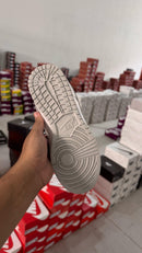 TÊNIS NIKE DUNK LOW SB – Cinza e Branco