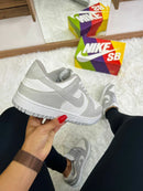 TÊNIS NIKE DUNK LOW SB – Cinza e Branco