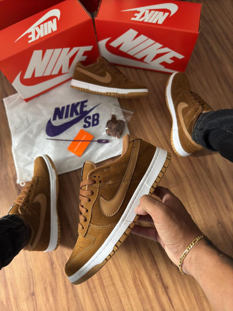 TÊNIS NIKE DUNK LOW SB - Caramelo