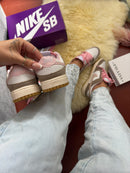 TÊNIS NIKE DUNK LOW SB - Strawberry Pie