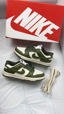TÊNIS NIKE DUNK LOW SB - Off / Musgo