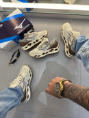 TÊNIS MIZUNO WAVE STRATOS 3 – Off Marrom