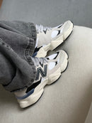 Tênis New Balance 9060 (1:1 Sintético) - Bege e Carbon