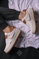 Tênis Nike Air Force 1 Dumond - Branco/Caramelo