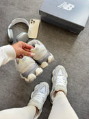 Tênis New Balance 9060 (Prime Couro) - Branco e Cinza Camurça