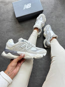 Tênis New Balance 9060 (Prime Couro) - Branco e Cinza Camurça